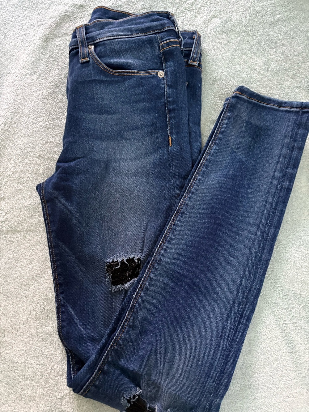 Hudson midrise Nico super skinny. 
Size 27